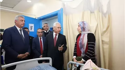 رئيس جامعة المنيا يطمئن على مصابي الحوادث بمستشفى الاستقبال