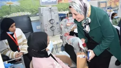 نائب رئيس جامعة بنها توزع الهدايا والورود على أطفال الغسيل الكلوي وأمراض الدم