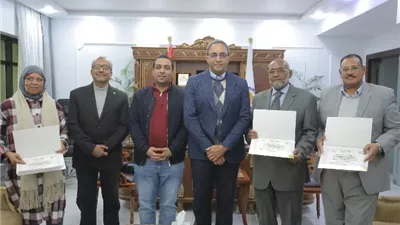 محافظ قنا يكرم فريق منظومة الشكاوى بعد استجابة كاملة بنسبة 100%