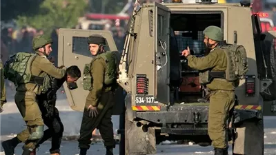 قوات الاحتلال تعتقل فلسطينيين في الخليل