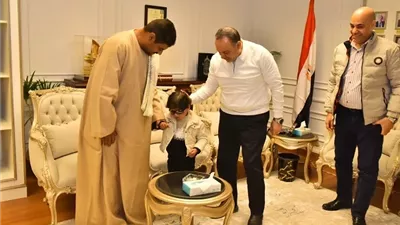 محافظ أسيوط في لفتة انسانية يستقبل طفلًا كفيفًا ويتكفل بعلاجه