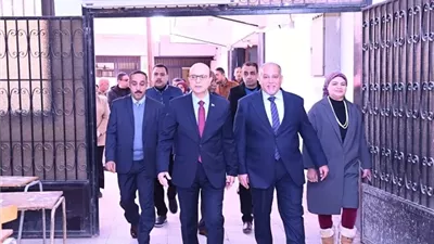 رئيس جامعة أسيوط يتفقد انطلاق امتحانات الدراسات العليا
