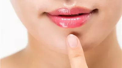 علاجات منزلية فعّالة للتخلص من تشقق الشفاه وترطيبها طبيعياً
