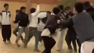 حالة من الغضب اثر مشاجرة بين طلاب أمام مدرسة بأكتوبر
