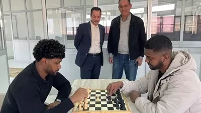 الطلاب الوافدين بجامعة القناة يتنافسون في دورة تنشيطية للشطرنج
