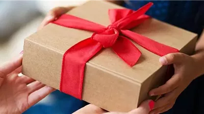 التهادي بين المسلمين وغيرهم مستحب شرعا لتعزيز المودة والتآلف