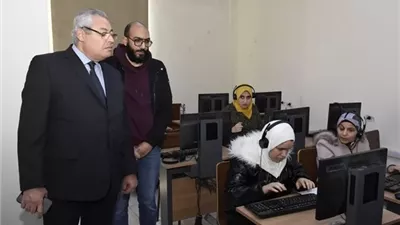 نائب رئيس جامعة عين شمس يتفقد امتحانات التجارة والألسن
