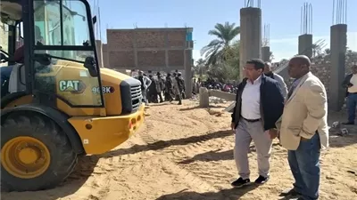 تنفيذ 45 قرار إزالة خلال حملات مكبرة بمركزى أرمنت والزينية