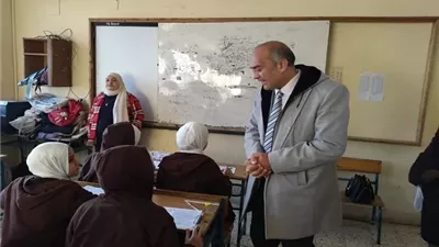 مدير الإدارة التعليمية بالمنيا يتابع امتحانات صفوف النقل