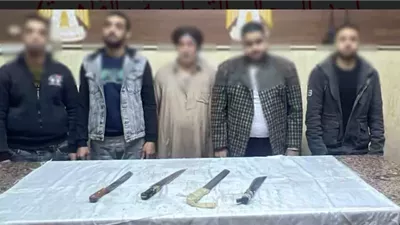 ضبط طرفى مشاجرة بالأسلحة البيضاء بسبب خلافات حول البيع والشراء