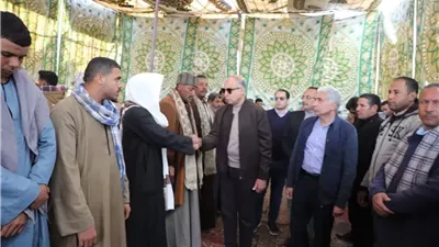 محافظ المنيا يقدم العزاء ودعم متواصل لأسر ضحايا حادث عمال المحاجر