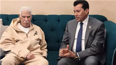 وزير الشباب يطمئن على الحالة الصحية للكابتن حسن شحاتة