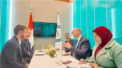 وزير البترول يبحث مع 