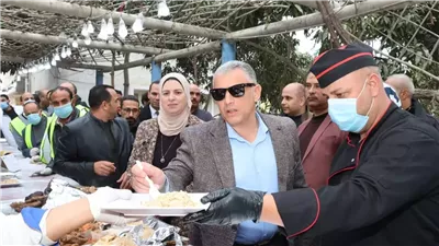 محافظ الإسماعيلية يتفقد مطبخ مبادرة الخير بالقصاصين والتل الكبير