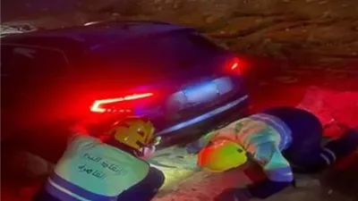 الأمن يسحب سيارة سيدة غرقت في الرمال بالشروق