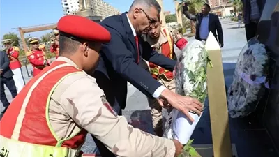 محافظ أسوان يضع الزهور على النصب التذكارى إحتفالات بالعيد القومي