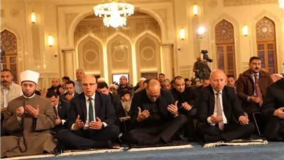 محافظ القاهرة يؤدى صلاة الجمعة بمسجد العزيز الحكيم بالمقطم
