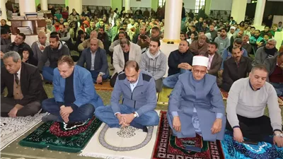 محافظ سوهاج يؤدي صلاة الجمعة بمسجد الشرطة ويلتقي الأهالي