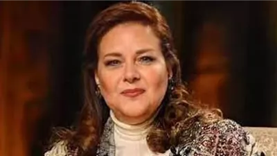 فى ذكرى ميلادها.. شاهد صورة دلال عبد العزيز وهى طفلة مع والدتها
