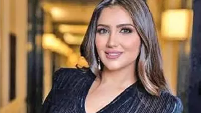 مي عمرتعيش طفولة معقدة فى 