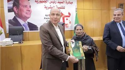 كدواني يوجه بتركيب أعمدة إنارة لتوصيل الكهرباء لمنزل سيدة بملوي