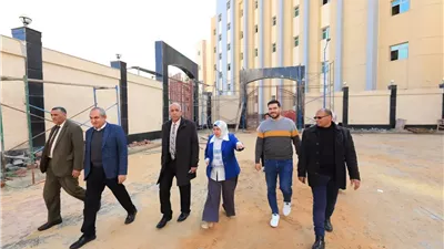 رئيس جامعة كفر الشيخ يتفقد أعمال تركيب الإنترلوك بالمدينة الطبية