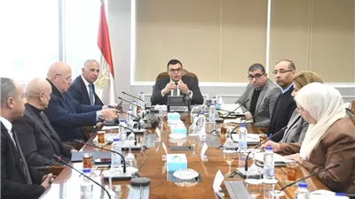 وزير الإسكان يتابع موقف مشروعات الكهرباء بعدة مدن جديدة