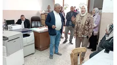 مدير تعليم بني سويف تتابع أعمال تقدير درجات الشهادة الإعدادية