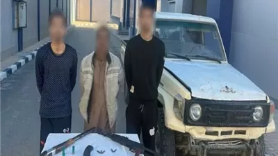ضبط المتهمين بسرقة سيارة ميكروباص بالإكراه تحت تهديد الأسلحة بمطروح