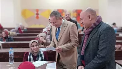 رئيس جامعة دمياط يتفقد إمتحانات التيرم الأول