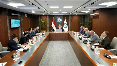 وزير البترول يبحث مع 