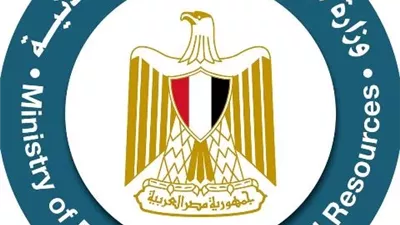 وزارة البترول تتابع حادث تصادم طريق حقول الصحراء الغربية