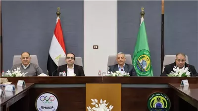 محافظ الإسماعيلية يستعرض أعمال اللجنة العليا للمشروعات