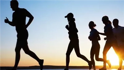 لماذا ينصح الخبراء بممارسة المشي مساء لكبار السن؟