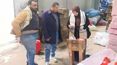 جهاز حدائق العاشر يغلق أخطر مصنع ينتج الزيوت العالمية للسيارات.. صور