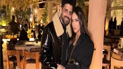إسراء عبد الفتاح بإطلالة أنيقة برفقة زوجها حمدي الميرغني