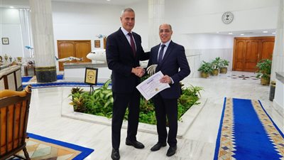 درع تذكارى لرأفت الكاشف .. لجهوده المشرفة
