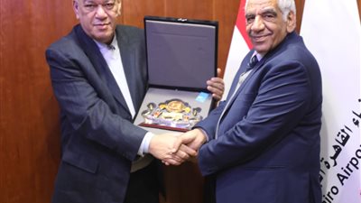 مطار القاهرة يجدد شهادات 