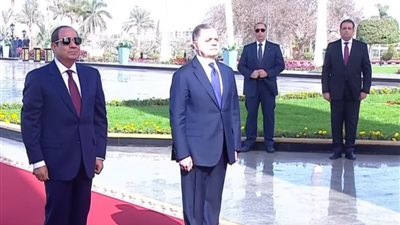 الرئيس السيسي يضع إكليلاً من الزهور على النصب التذكاري لشهداء الشرطة
