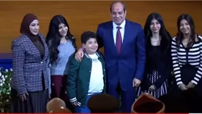 الرئيس السيسي يلتقط صورة تذكارية مع أبناء الشهيد العقيد رامي هلال