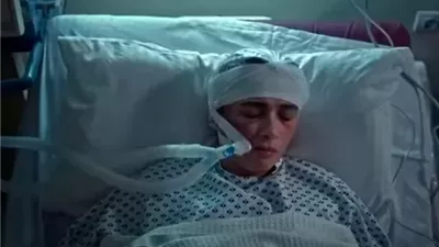 ياسمين عبد العزيزتتعرض لحادث وكريم فهمى يساعدها فى 