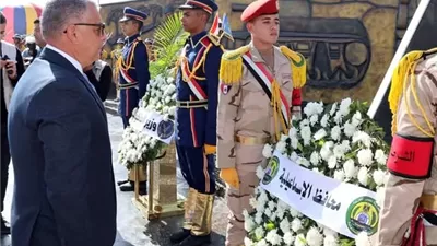 محافظ ومدير أمن الإسماعيلية يضعان اكليل زهور على نصب شهداء الشرطة