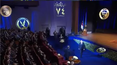 نسر الشرطة هدية تذكارية من الداخلية للسيد الرئيس خلال احتفال عيد الشرطة