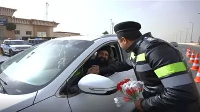 رجال الشرطة يشاركون المواطنين الاحتفال بالذكرى الـ74 لعيد الشرطة
