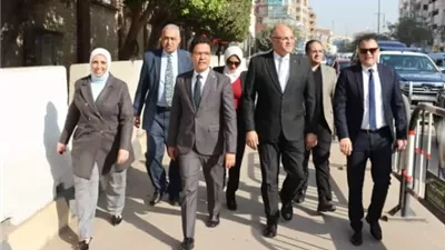 محافظ القليوبية ورئيس جامعة بنها يقدمان الورود لرجال الشرطة بالأكمنة الأمنية
