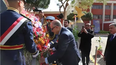 محافظ المنيا يضع إكليلًا من الزهور على النصب التذكاري للشهداء