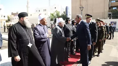 محافظ قنا ومدير الأمن يضعان إكليلًا من الزهور على النصب التذكاري