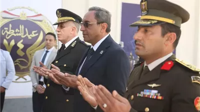 محافظ قنا ومدير الأمن يضعان إكليلًا من الزهور على النصب التذكاري
