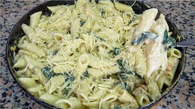 مكرونة بالكريمة والسبانخ