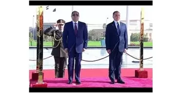 فيديو.. الرئيس يضع إكليلا من الزهور على النصب التذكاري